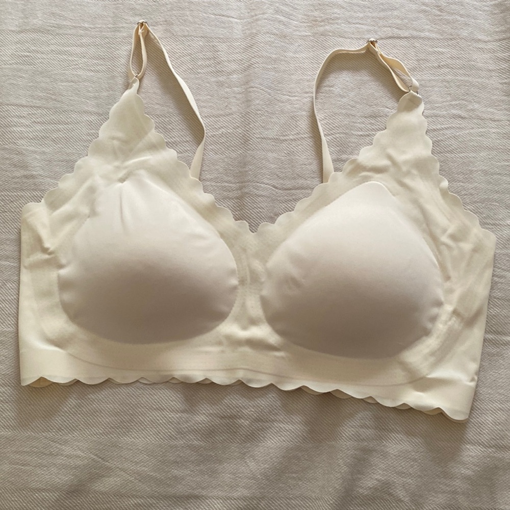 Wireless Scalloped Edged Seamless Bra.